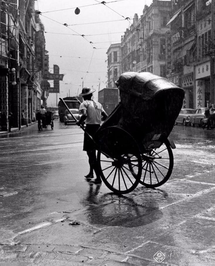 1960年，相关德辅道西，人力车。陈复礼 摄.jpg