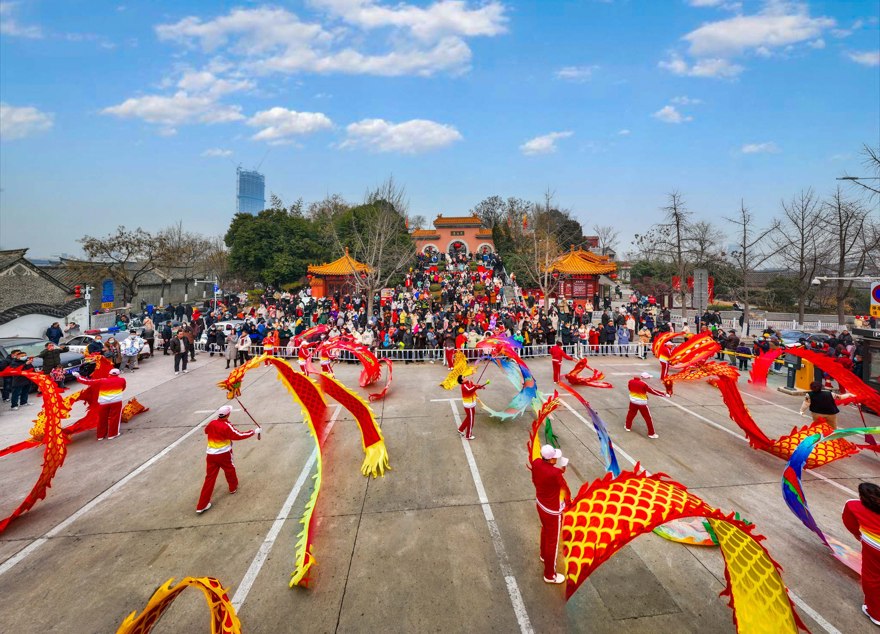 069-2高刚《欢腾迎新年》15905215329 戏马台副本.jpg