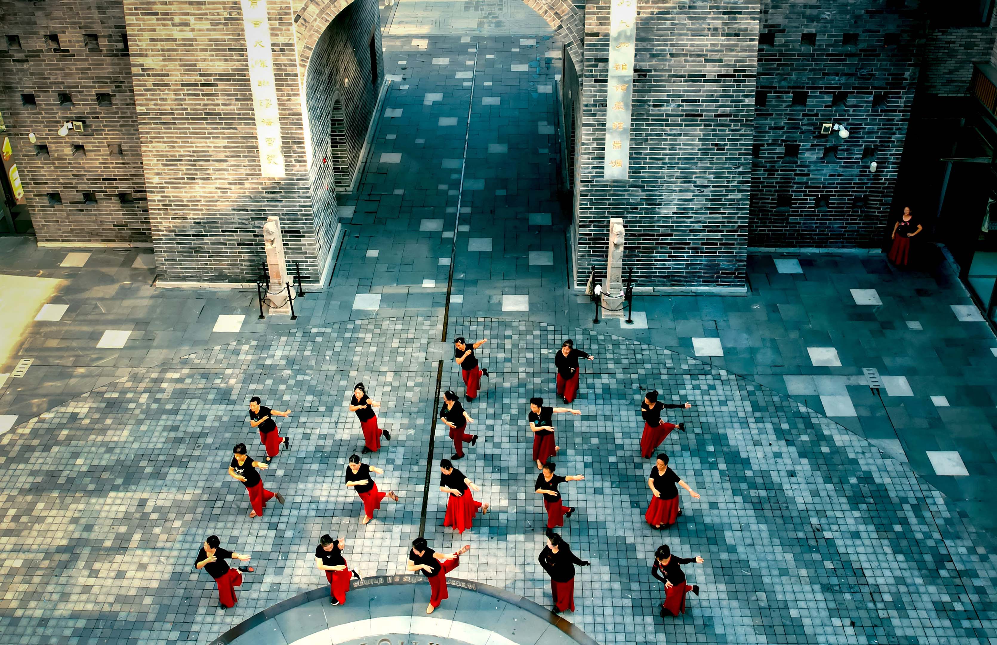 147-1吴兴柱《晨练》15050829097文庙、清晨第一缕阳光下的广场舞。.jpg